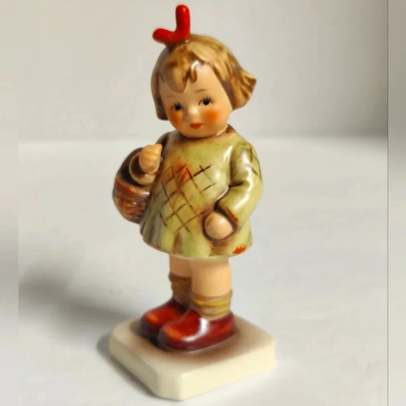 M.I. Hummel Club Figurine #284 / 479, I Brought You A Gift, EXC - Picture 2 of 10